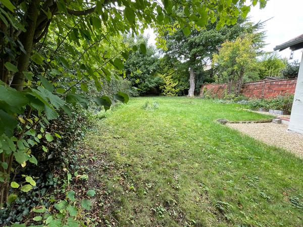 À vendre : Appartement 4 pièces avec jardin à Chaville €666 000 ** - Référence 603-C