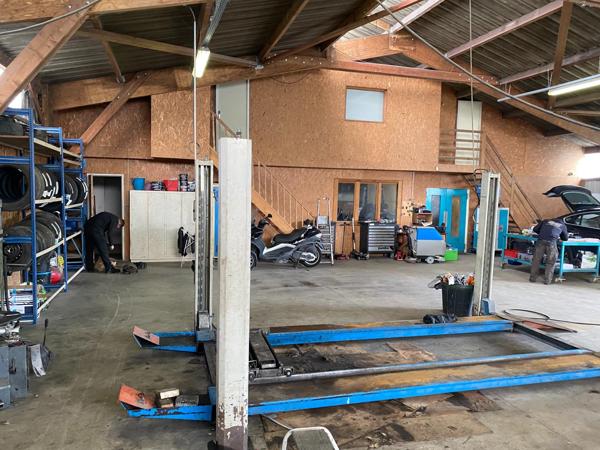LOCAUX COMMERCIAUX SUR TERRAIN 3600 M2, FENEU