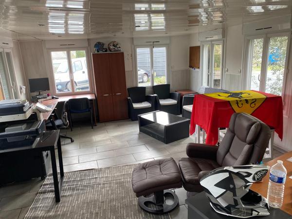 LOCAUX COMMERCIAUX SUR TERRAIN 3600 M2, FENEU