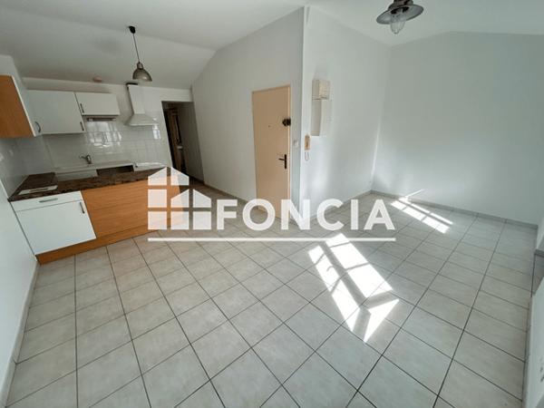 Location Appartement 2 pièces 51.5 m² - 5 RUE GRIMAUX - 2ème Droite Rochefort 17300