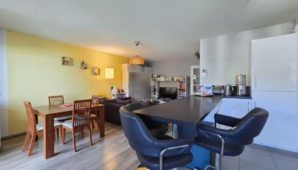 Appartement 3 pièces, 72m², balcon, ascenseur, place de parking privative et garage.