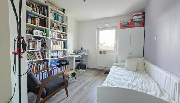 Appartement 3 pièces, 72m², balcon, ascenseur, place de parking privative et garage.