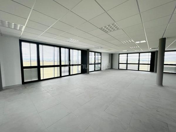 BUREAUX à LOUER de 1920 m²