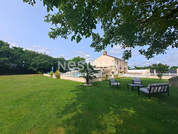 Maison en pierre avec piscine Petosse 4 chambres et grand jardin arboré avec possibilité rapport locatif