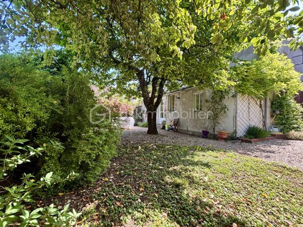 Du charme, de beaux volumes et une maison qui a une vraie personnalité…

Découvrez cette jolie maison de caractère de 135 m², située dans un environnement calme à Thorigny-sur-Oreuse.

✨ Son vrai point fort : 4 chambres dont 2 suites parentales !
Un agencement idéal pour une famille, recevoir des proches ou simplement profiter de confort et d’intimité.

Au rez-de-chaussée, vous apprécierez :

• Une belle pièce de vie avec cheminée
• Une cuisine ouverte
• Une salle d’eau
• Une buanderie
• Une magnifique véranda baignée de lumière avec accès au jardin

🌿 À l'extérieur, un jardin clos et intimiste de 241 m², facile à entretenir et parfait pour profiter des beaux jours sans les contraintes d’un grand terrain.

🚗 Stationnement possible + cave.

🏡 Une maison chaleureuse, pleine de charme et prête à accueillir une nouvelle histoire.

👉 Vous cherchez une maison qui sort de l’ordinaire ? Venez la découvrir, elle pourrait bien être votre coup de cœur. ❤️