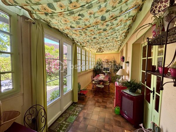 Du charme, de beaux volumes et une maison qui a une vraie personnalité…

Découvrez cette jolie maison de caractère de 135 m², située dans un environnement calme à Thorigny-sur-Oreuse.

✨ Son vrai point fort : 4 chambres dont 2 suites parentales !
Un agencement idéal pour une famille, recevoir des proches ou simplement profiter de confort et d’intimité.

Au rez-de-chaussée, vous apprécierez :

• Une belle pièce de vie avec cheminée
• Une cuisine ouverte
• Une salle d’eau
• Une buanderie
• Une magnifique véranda baignée de lumière avec accès au jardin

🌿 À l'extérieur, un jardin clos et intimiste de 241 m², facile à entretenir et parfait pour profiter des beaux jours sans les contraintes d’un grand terrain.

🚗 Stationnement possible + cave.

🏡 Une maison chaleureuse, pleine de charme et prête à accueillir une nouvelle histoire.

👉 Vous cherchez une maison qui sort de l’ordinaire ? Venez la découvrir, elle pourrait bien être votre coup de cœur. ❤️
