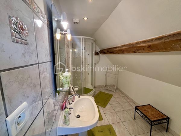 Du charme, de beaux volumes et une maison qui a une vraie personnalité…

Découvrez cette jolie maison de caractère de 135 m², située dans un environnement calme à Thorigny-sur-Oreuse.

✨ Son vrai point fort : 4 chambres dont 2 suites parentales !
Un agencement idéal pour une famille, recevoir des proches ou simplement profiter de confort et d’intimité.

Au rez-de-chaussée, vous apprécierez :

• Une belle pièce de vie avec cheminée
• Une cuisine ouverte
• Une salle d’eau
• Une buanderie
• Une magnifique véranda baignée de lumière avec accès au jardin

🌿 À l'extérieur, un jardin clos et intimiste de 241 m², facile à entretenir et parfait pour profiter des beaux jours sans les contraintes d’un grand terrain.

🚗 Stationnement possible + cave.

🏡 Une maison chaleureuse, pleine de charme et prête à accueillir une nouvelle histoire.

👉 Vous cherchez une maison qui sort de l’ordinaire ? Venez la découvrir, elle pourrait bien être votre coup de cœur. ❤️