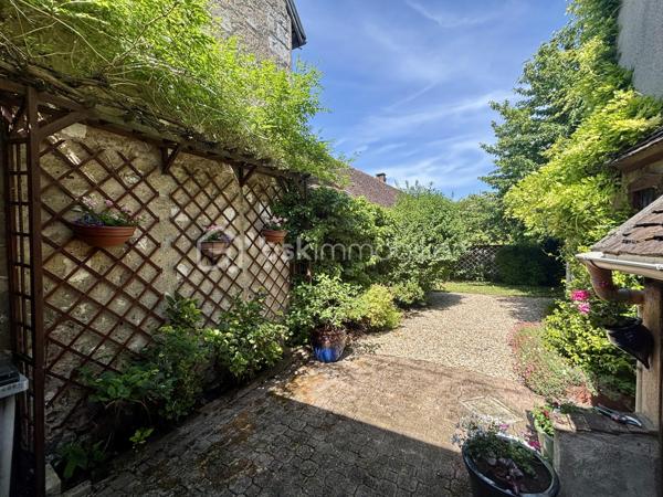 Du charme, de beaux volumes et une maison qui a une vraie personnalité…

Découvrez cette jolie maison de caractère de 135 m², située dans un environnement calme à Thorigny-sur-Oreuse.

✨ Son vrai point fort : 4 chambres dont 2 suites parentales !
Un agencement idéal pour une famille, recevoir des proches ou simplement profiter de confort et d’intimité.

Au rez-de-chaussée, vous apprécierez :

• Une belle pièce de vie avec cheminée
• Une cuisine ouverte
• Une salle d’eau
• Une buanderie
• Une magnifique véranda baignée de lumière avec accès au jardin

🌿 À l'extérieur, un jardin clos et intimiste de 241 m², facile à entretenir et parfait pour profiter des beaux jours sans les contraintes d’un grand terrain.

🚗 Stationnement possible + cave.

🏡 Une maison chaleureuse, pleine de charme et prête à accueillir une nouvelle histoire.

👉 Vous cherchez une maison qui sort de l’ordinaire ? Venez la découvrir, elle pourrait bien être votre coup de cœur. ❤️