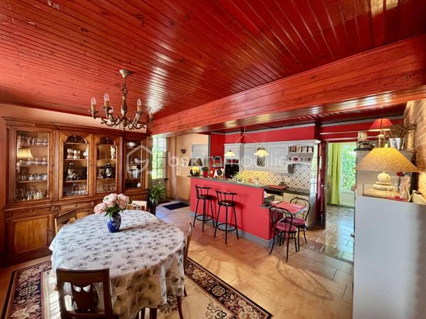 Du charme, de beaux volumes et une maison qui a une vraie personnalité…

Découvrez cette jolie maison de caractère de 135 m², située dans un environnement calme à Thorigny-sur-Oreuse.

✨ Son vrai point fort : 4 chambres dont 2 suites parentales !
Un agencement idéal pour une famille, recevoir des proches ou simplement profiter de confort et d’intimité.

Au rez-de-chaussée, vous apprécierez :

• Une belle pièce de vie avec cheminée
• Une cuisine ouverte
• Une salle d’eau
• Une buanderie
• Une magnifique véranda baignée de lumière avec accès au jardin

🌿 À l'extérieur, un jardin clos et intimiste de 241 m², facile à entretenir et parfait pour profiter des beaux jours sans les contraintes d’un grand terrain.

🚗 Stationnement possible + cave.

🏡 Une maison chaleureuse, pleine de charme et prête à accueillir une nouvelle histoire.

👉 Vous cherchez une maison qui sort de l’ordinaire ? Venez la découvrir, elle pourrait bien être votre coup de cœur. ❤️