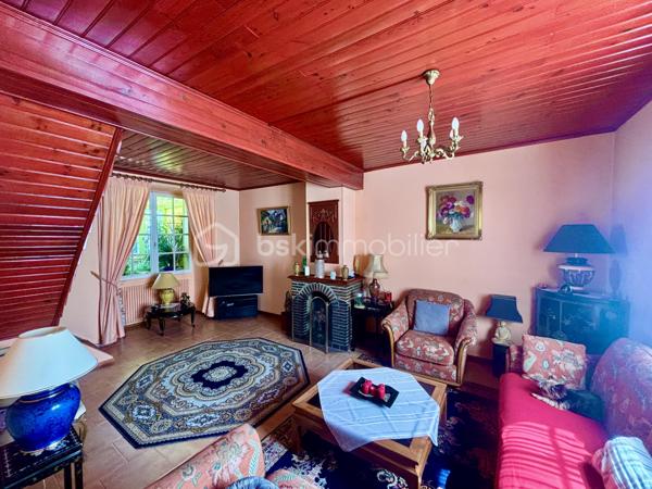 Du charme, de beaux volumes et une maison qui a une vraie personnalité…

Découvrez cette jolie maison de caractère de 135 m², située dans un environnement calme à Thorigny-sur-Oreuse.

✨ Son vrai point fort : 4 chambres dont 2 suites parentales !
Un agencement idéal pour une famille, recevoir des proches ou simplement profiter de confort et d’intimité.

Au rez-de-chaussée, vous apprécierez :

• Une belle pièce de vie avec cheminée
• Une cuisine ouverte
• Une salle d’eau
• Une buanderie
• Une magnifique véranda baignée de lumière avec accès au jardin

🌿 À l'extérieur, un jardin clos et intimiste de 241 m², facile à entretenir et parfait pour profiter des beaux jours sans les contraintes d’un grand terrain.

🚗 Stationnement possible + cave.

🏡 Une maison chaleureuse, pleine de charme et prête à accueillir une nouvelle histoire.

👉 Vous cherchez une maison qui sort de l’ordinaire ? Venez la découvrir, elle pourrait bien être votre coup de cœur. ❤️