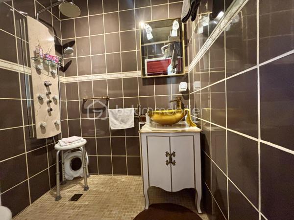 Du charme, de beaux volumes et une maison qui a une vraie personnalité…

Découvrez cette jolie maison de caractère de 135 m², située dans un environnement calme à Thorigny-sur-Oreuse.

✨ Son vrai point fort : 4 chambres dont 2 suites parentales !
Un agencement idéal pour une famille, recevoir des proches ou simplement profiter de confort et d’intimité.

Au rez-de-chaussée, vous apprécierez :

• Une belle pièce de vie avec cheminée
• Une cuisine ouverte
• Une salle d’eau
• Une buanderie
• Une magnifique véranda baignée de lumière avec accès au jardin

🌿 À l'extérieur, un jardin clos et intimiste de 241 m², facile à entretenir et parfait pour profiter des beaux jours sans les contraintes d’un grand terrain.

🚗 Stationnement possible + cave.

🏡 Une maison chaleureuse, pleine de charme et prête à accueillir une nouvelle histoire.

👉 Vous cherchez une maison qui sort de l’ordinaire ? Venez la découvrir, elle pourrait bien être votre coup de cœur. ❤️