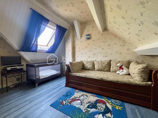 Du charme, de beaux volumes et une maison qui a une vraie personnalité…

Découvrez cette jolie maison de caractère de 135 m², située dans un environnement calme à Thorigny-sur-Oreuse.

✨ Son vrai point fort : 4 chambres dont 2 suites parentales !
Un agencement idéal pour une famille, recevoir des proches ou simplement profiter de confort et d’intimité.

Au rez-de-chaussée, vous apprécierez :

• Une belle pièce de vie avec cheminée
• Une cuisine ouverte
• Une salle d’eau
• Une buanderie
• Une magnifique véranda baignée de lumière avec accès au jardin

🌿 À l'extérieur, un jardin clos et intimiste de 241 m², facile à entretenir et parfait pour profiter des beaux jours sans les contraintes d’un grand terrain.

🚗 Stationnement possible + cave.

🏡 Une maison chaleureuse, pleine de charme et prête à accueillir une nouvelle histoire.

👉 Vous cherchez une maison qui sort de l’ordinaire ? Venez la découvrir, elle pourrait bien être votre coup de cœur. ❤️