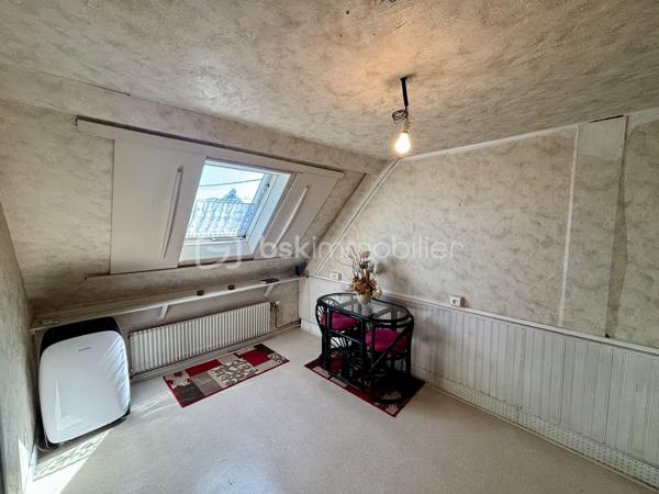Du charme, de beaux volumes et une maison qui a une vraie personnalité…

Découvrez cette jolie maison de caractère de 135 m², située dans un environnement calme à Thorigny-sur-Oreuse.

✨ Son vrai point fort : 4 chambres dont 2 suites parentales !
Un agencement idéal pour une famille, recevoir des proches ou simplement profiter de confort et d’intimité.

Au rez-de-chaussée, vous apprécierez :

• Une belle pièce de vie avec cheminée
• Une cuisine ouverte
• Une salle d’eau
• Une buanderie
• Une magnifique véranda baignée de lumière avec accès au jardin

🌿 À l'extérieur, un jardin clos et intimiste de 241 m², facile à entretenir et parfait pour profiter des beaux jours sans les contraintes d’un grand terrain.

🚗 Stationnement possible + cave.

🏡 Une maison chaleureuse, pleine de charme et prête à accueillir une nouvelle histoire.

👉 Vous cherchez une maison qui sort de l’ordinaire ? Venez la découvrir, elle pourrait bien être votre coup de cœur. ❤️