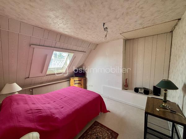 Du charme, de beaux volumes et une maison qui a une vraie personnalité…

Découvrez cette jolie maison de caractère de 135 m², située dans un environnement calme à Thorigny-sur-Oreuse.

✨ Son vrai point fort : 4 chambres dont 2 suites parentales !
Un agencement idéal pour une famille, recevoir des proches ou simplement profiter de confort et d’intimité.

Au rez-de-chaussée, vous apprécierez :

• Une belle pièce de vie avec cheminée
• Une cuisine ouverte
• Une salle d’eau
• Une buanderie
• Une magnifique véranda baignée de lumière avec accès au jardin

🌿 À l'extérieur, un jardin clos et intimiste de 241 m², facile à entretenir et parfait pour profiter des beaux jours sans les contraintes d’un grand terrain.

🚗 Stationnement possible + cave.

🏡 Une maison chaleureuse, pleine de charme et prête à accueillir une nouvelle histoire.

👉 Vous cherchez une maison qui sort de l’ordinaire ? Venez la découvrir, elle pourrait bien être votre coup de cœur. ❤️