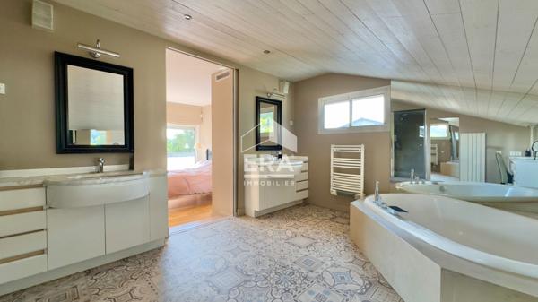 MAISON D'ARCHITECTE - VUE LAC ET PISCINE INTÉRIEURE