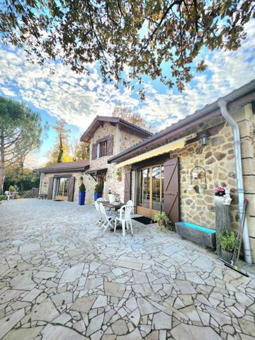 MAGNIFIQUE DEMEURE AUTHENTIQUE ET COSSUE