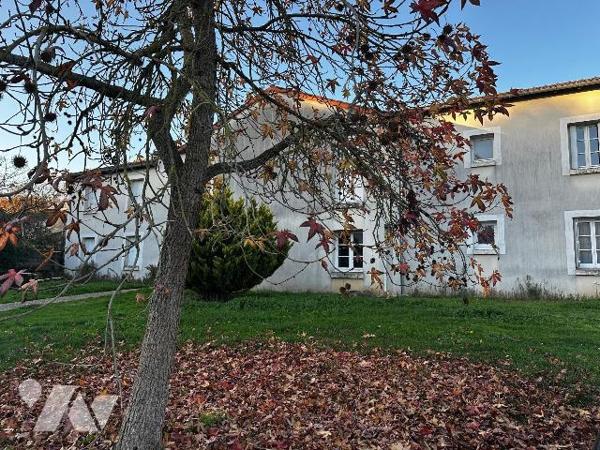 Très beau type 2 dans petite résidence en plein centre  de Richelieu, libre de toute occupation...