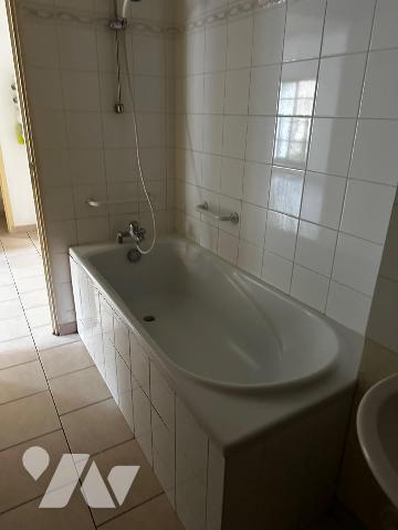 Très beau type 2 dans petite résidence en plein centre  de Richelieu, libre de toute occupation...