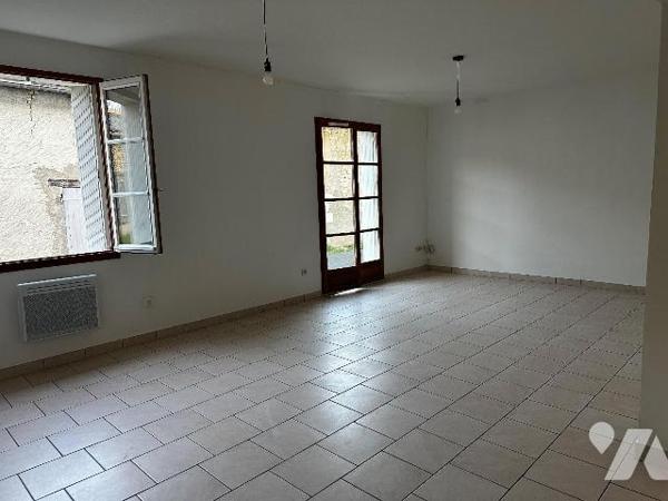 Très beau type 2 dans petite résidence en plein centre  de Richelieu, libre de toute occupation...