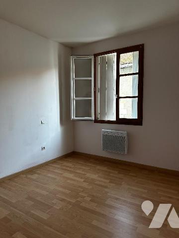 Très beau type 2 dans petite résidence en plein centre  de Richelieu, libre de toute occupation...