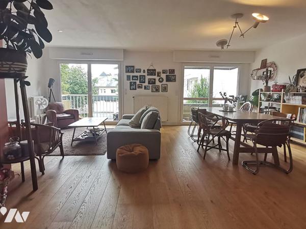 LE RHEU - centre-ville, appartement T3 de 87 m² avec cave et stationnement privatifs