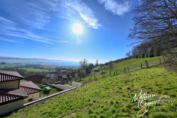Terrain constructible, bien situé, ensoleillé et offrant un fort potentiel !