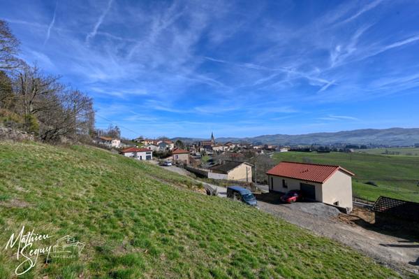 Terrain constructible, bien situé, ensoleillé et offrant un fort potentiel !