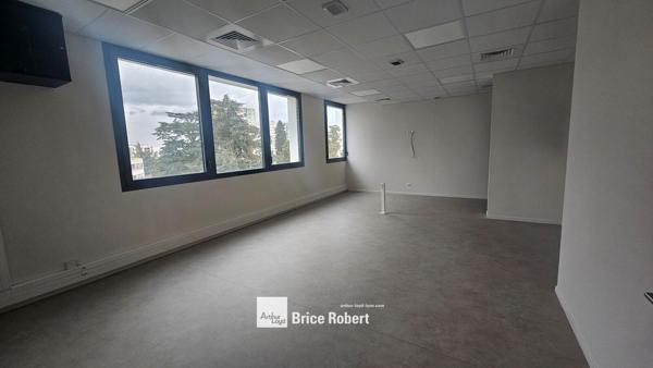 Bureaux à louer surfaces modulables Lyon 5ème dans immeuble médical