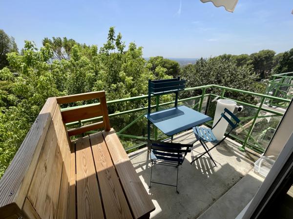 Superbe T2/3 entièrement rénové avec goût, vue dégagée, au calme, 2 places de parkings