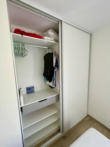 Superbe T2/3 entièrement rénové avec goût, vue dégagée, au calme, 2 places de parkings