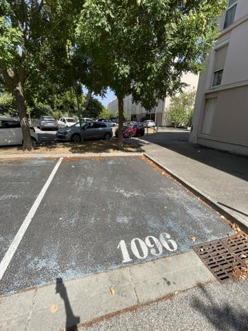 Superbe T2/3 entièrement rénové avec goût, vue dégagée, au calme, 2 places de parkings