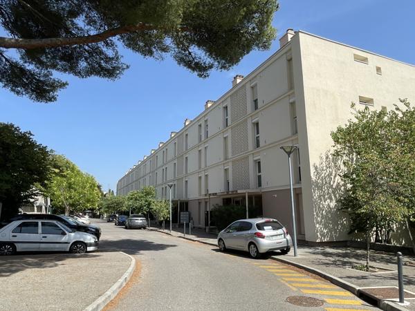 Superbe T2/3 entièrement rénové avec goût, vue dégagée, au calme, 2 places de parkings