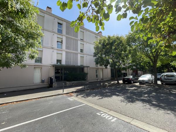 Superbe T2/3 entièrement rénové avec goût, vue dégagée, au calme, 2 places de parkings