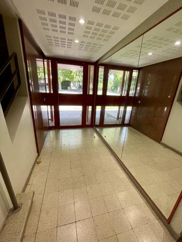Superbe T2/3 entièrement rénové avec goût, vue dégagée, au calme, 2 places de parkings