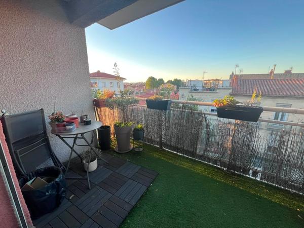 Appartement T3 meublé (terrasse, cave, ascenseur, place de parking)