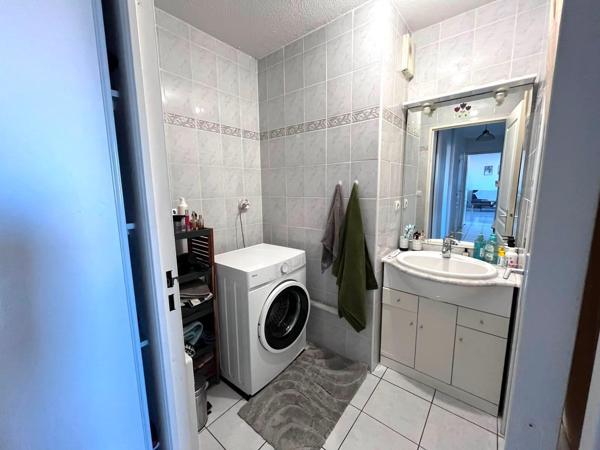 Appartement T3 meublé (terrasse, cave, ascenseur, place de parking)