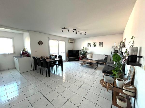 Appartement T3 meublé (terrasse, cave, ascenseur, place de parking)
