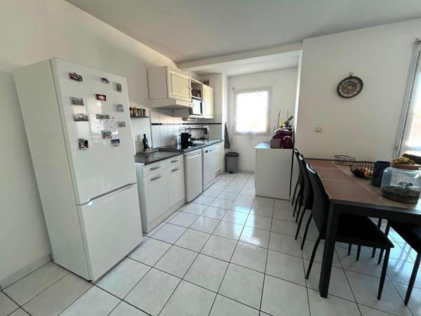 Appartement T3 meublé (terrasse, cave, ascenseur, place de parking)