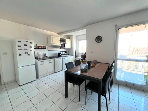 Appartement T3 meublé (terrasse, cave, ascenseur, place de parking)