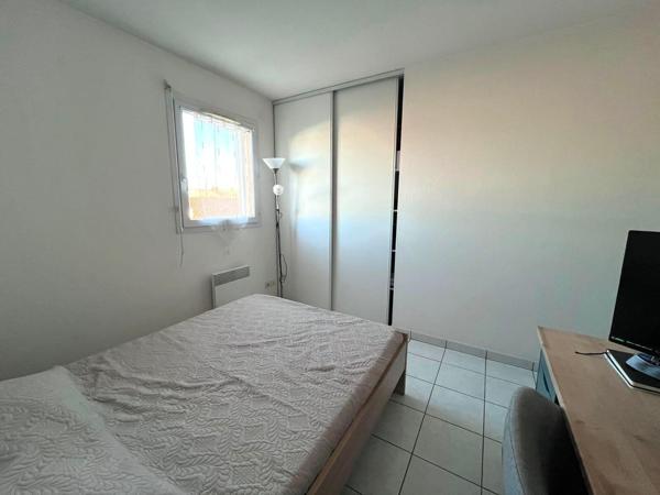 Appartement T3 meublé (terrasse, cave, ascenseur, place de parking)