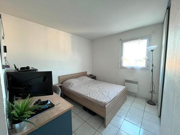 Appartement T3 meublé (terrasse, cave, ascenseur, place de parking)