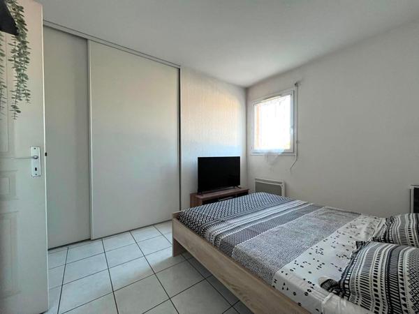 Appartement T3 meublé (terrasse, cave, ascenseur, place de parking)