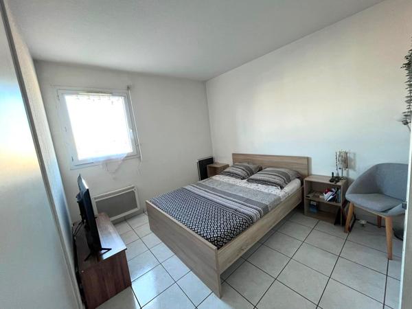 Appartement T3 meublé (terrasse, cave, ascenseur, place de parking)