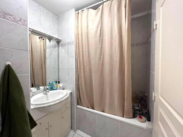 Appartement T3 meublé (terrasse, cave, ascenseur, place de parking)