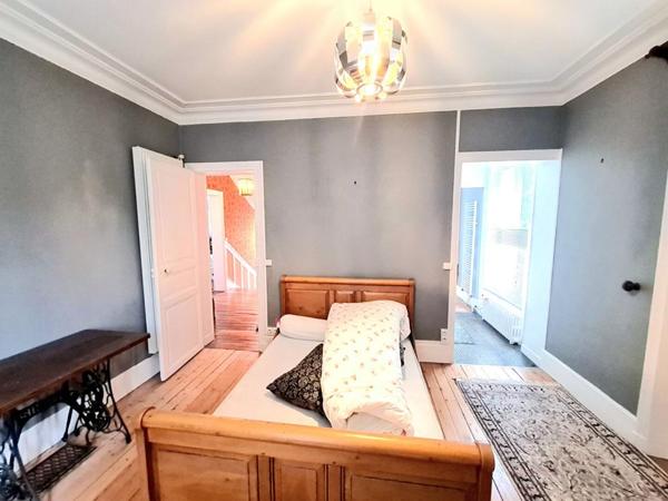 Chaumont en Vexin - Maison de Maître du 19ème de 210 m2 - 4 chambres - un ascenseur  qui permet accéder à tous les étages - cave et bâtiments - sur 2.957 m2 de parc arboré - Prix :  582.000