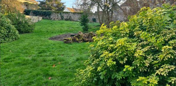 Chaumont en Vexin - Maison de Maître du 19ème de 210 m2 - 4 chambres - un ascenseur  qui permet accéder à tous les étages - cave et bâtiments - sur 2.957 m2 de parc arboré - Prix :  582.000