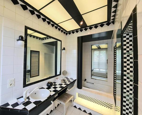 Chaumont en Vexin - Maison de Maître du 19ème de 210 m2 - 4 chambres - un ascenseur  qui permet accéder à tous les étages - cave et bâtiments - sur 2.957 m2 de parc arboré - Prix :  582.000