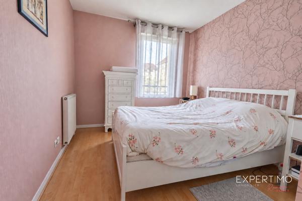 DEUX PIÈCES AVEC TERRASSE – RÉSIDENCE DE STANDING – MONTIGNY VILLAGE - RAVALEMENT FAIT