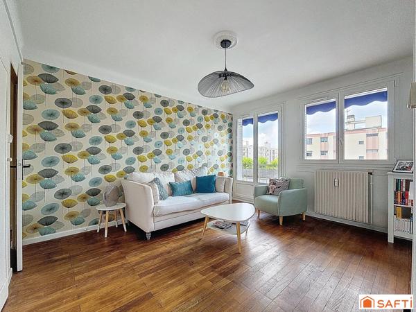 T4 traversant, lumineux,cuisine indépendante, 2 chambres.