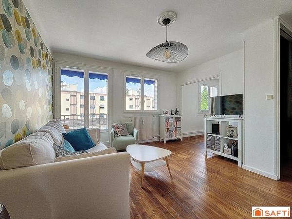 T4 traversant, lumineux,cuisine indépendante, 2 chambres.